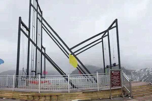 户外悬崖秋千